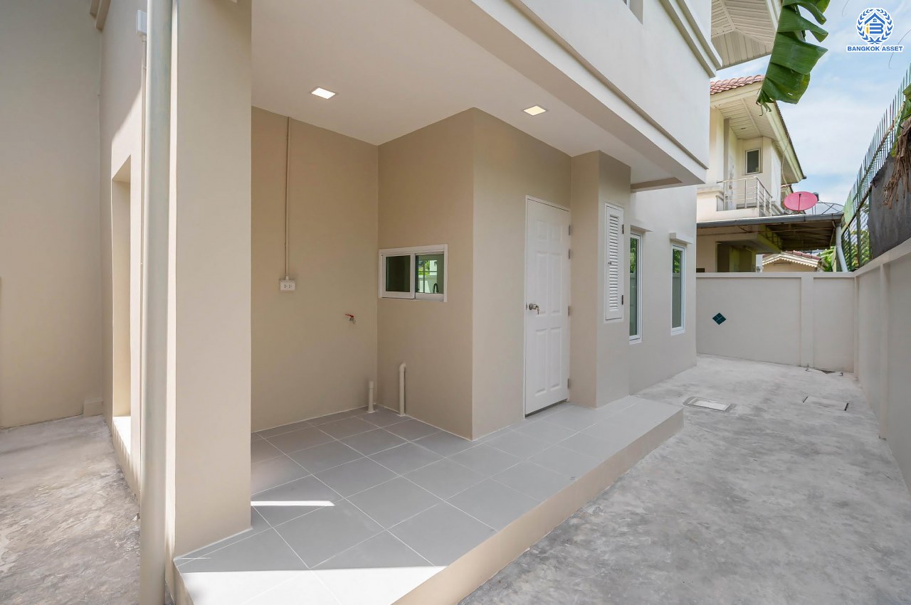 บ้านมือสองตกแต่งใหม่ โครงการ สิทธารมย์รีเจนท์ ลาดพร้าว101 เนื้อที่ 75.3 ตร.ว. ฟังก์ชันรวม 3 ห้องนอน 3 ห้องน้ำ 1 ห้องอเนกประสงค์ จอดรถได้ 2 คัน กว้างขวาง พร้อมทุกการใช้งาน บนทำเลใจกลางเมือง เชื่อมต่อทั้ง ถนนนวมินทร์, ถนนนวลจันทร์, ถ.ลาดพร้าว, ถ.รามอินทรา ใกล้ The Walk เกษตรนวมินทร์ และทางด่วนรามอินทรา...